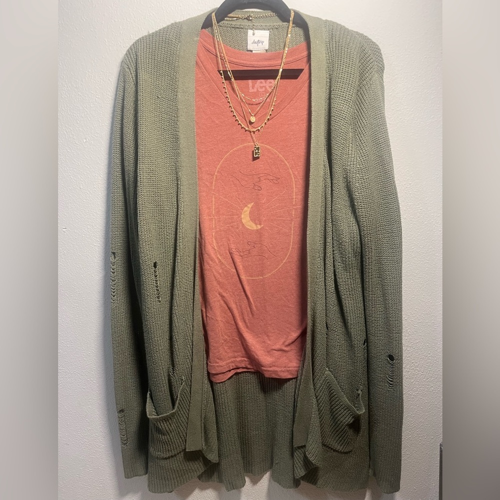 Lee Women's Rust V-Neck Graphic Tee